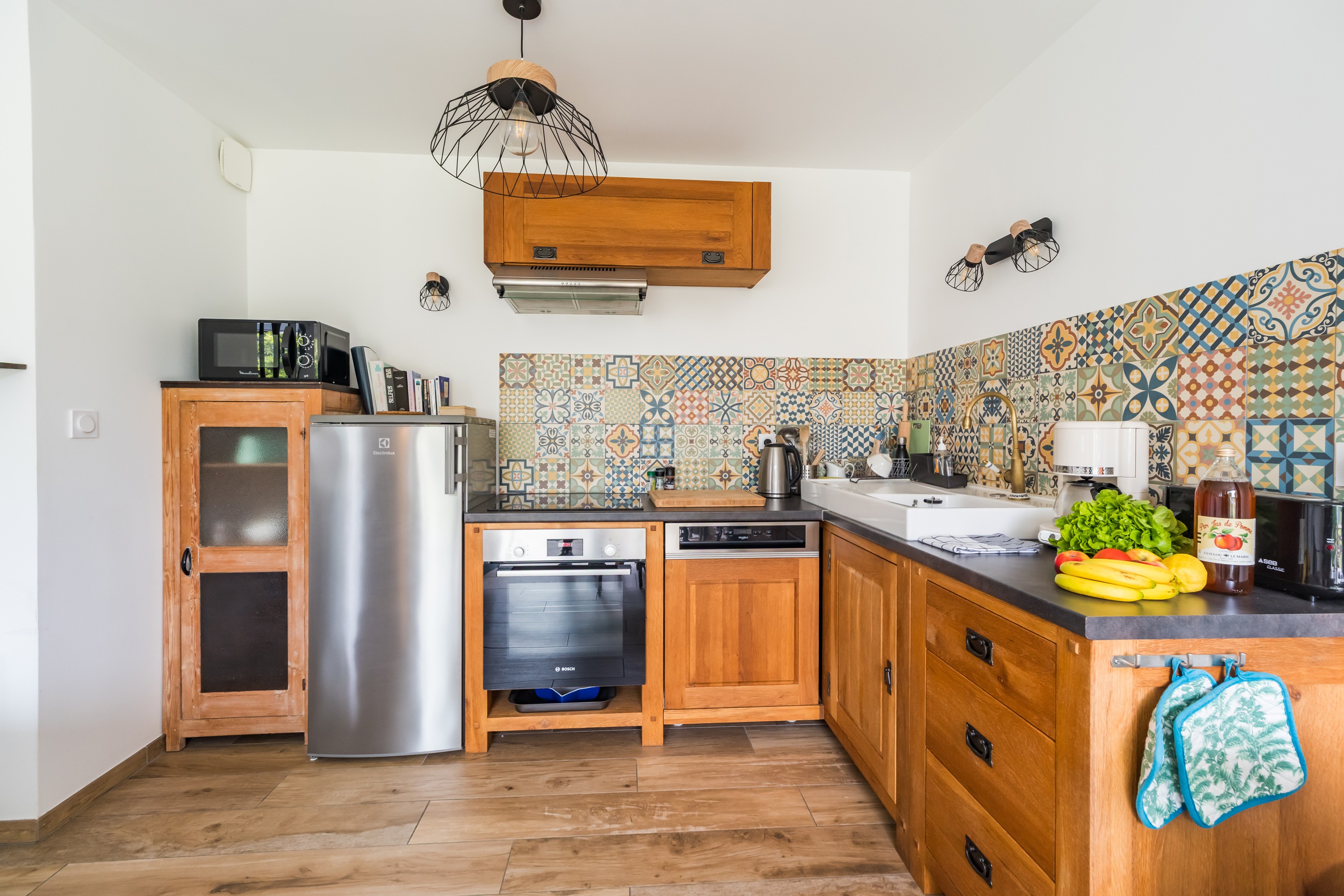 TROADEC holiday rentals in Clévacances, Trévou-Tréguignec and Trestel: ground-floor living room and kitchen