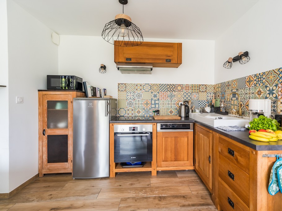 TROADEC holiday rentals in Clévacances, Trévou-Tréguignec and Trestel: ground-floor living room and kitchen