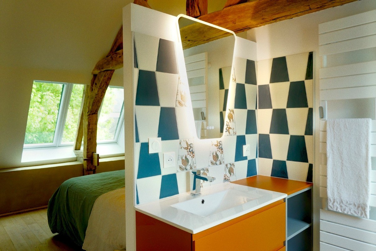 Chambre 3 à l'étage - pour 2 personnes (lit 160 cm) avec salle d'eau privative communicante (meuble vasque et douche grande dimension.)