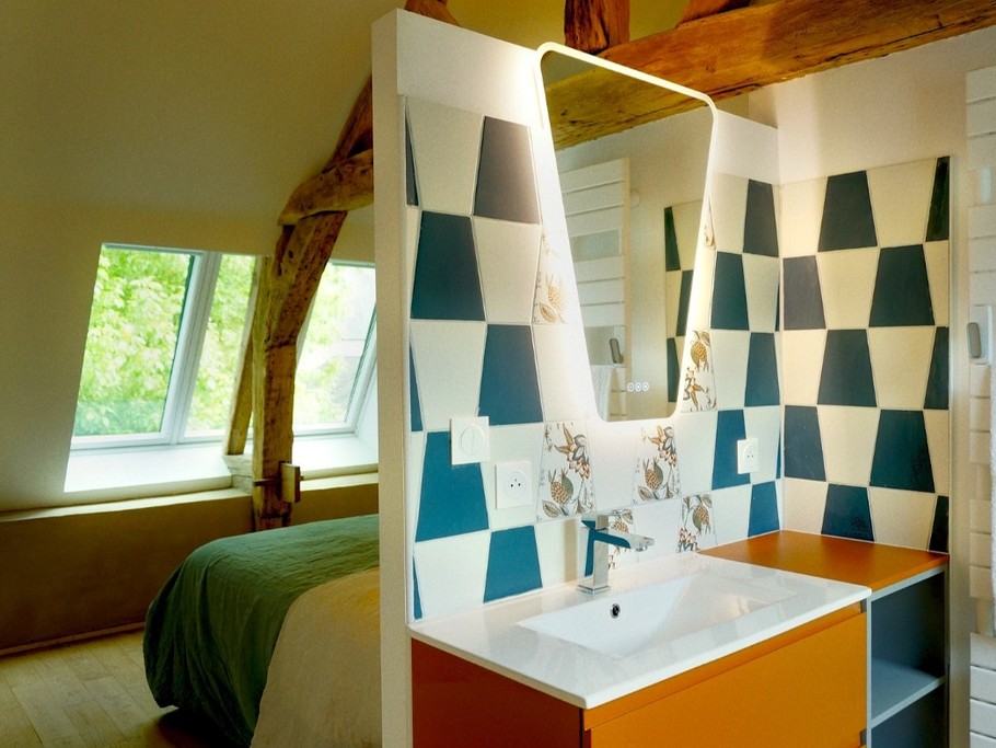 Chambre 3 à l'étage - pour 2 personnes (lit 160 cm) avec salle d'eau privative communicante (meuble vasque et douche grande dimension.)