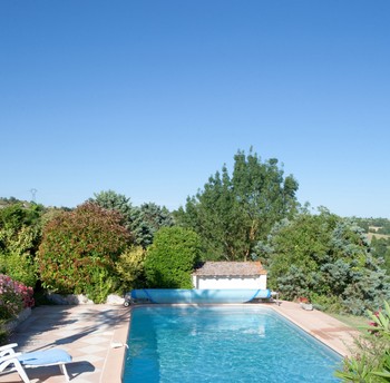 La piscine et le jardin fleuri