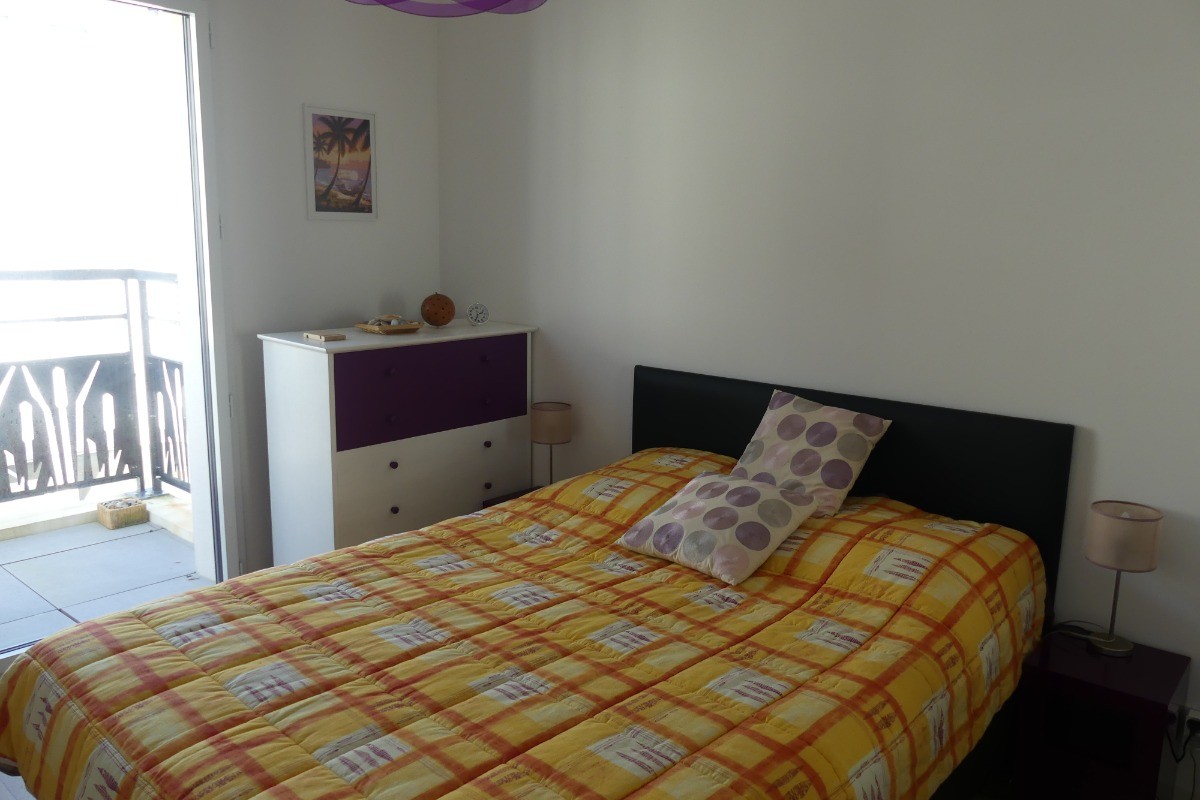 Chambre avec un lit en 140