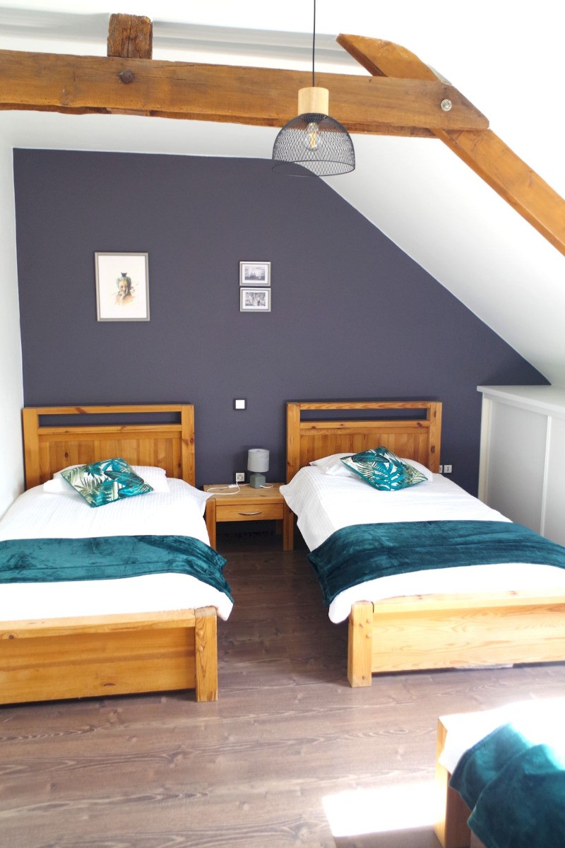 A l'étage Chambre "Gris Cotonou" avec " lits 90x190 et salle d'eau avec W.C. attenante