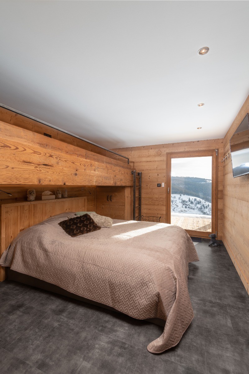 Family room in the basement with a 160x200 double bed, 2 90x200 high beds, French windows opening onto the terrace and 4K television - Chalet du Paradis Blanc, in La Bresse with sauna & private spa for up to 10 people