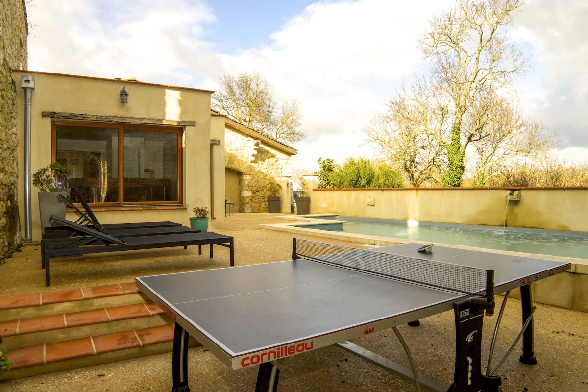 table de ping pong dans la cour de l'ancien château