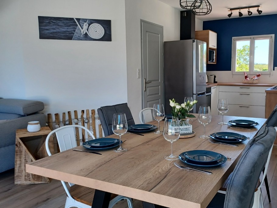 Pièce de vie avec cuisine ouverte sur le séjour