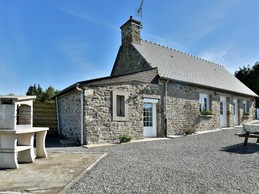 Longère de caractère en pierre de pays, entièrement restaurée en 2024 pour votre plus grand confort. Stationnement privatif et clos et grand jardin à votre disposition.