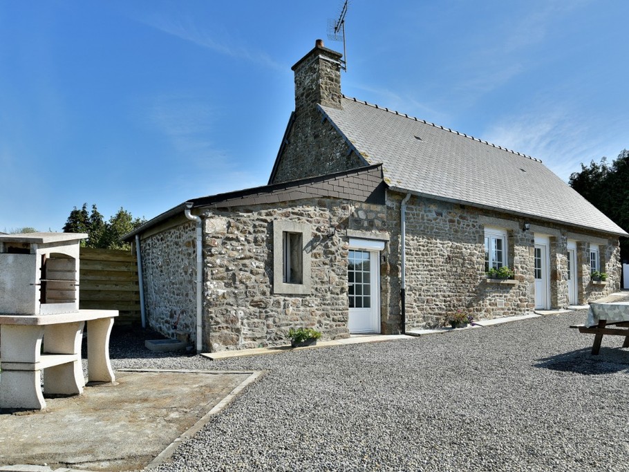 Longère de caractère en pierre de pays, entièrement restaurée en 2024 pour votre plus grand confort. Stationnement privatif et clos et grand jardin à votre disposition.