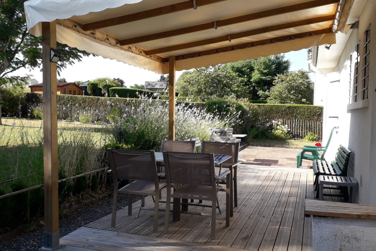 Terrasse couverte Gîte LES THUYAS HAUTE-VIENNE