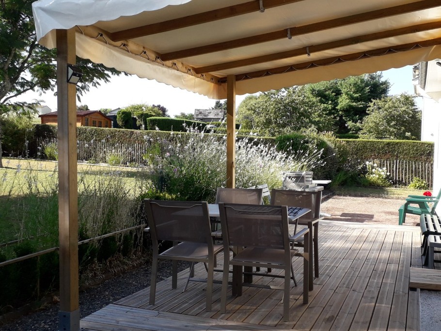 Terrasse couverte Gîte LES THUYAS HAUTE-VIENNE