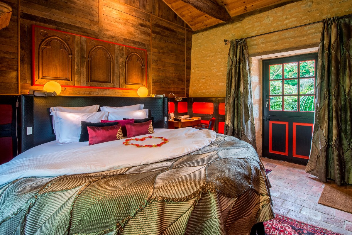 Grand confort, draps en satin, belles boiseries et meubles de famille