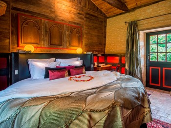 Grand confort, draps en satin, belles boiseries et meubles de famille