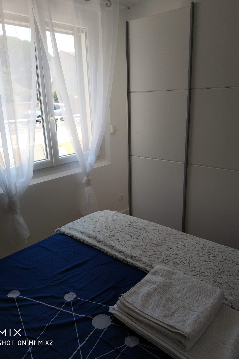 Chambre 1 - lit double et armoire