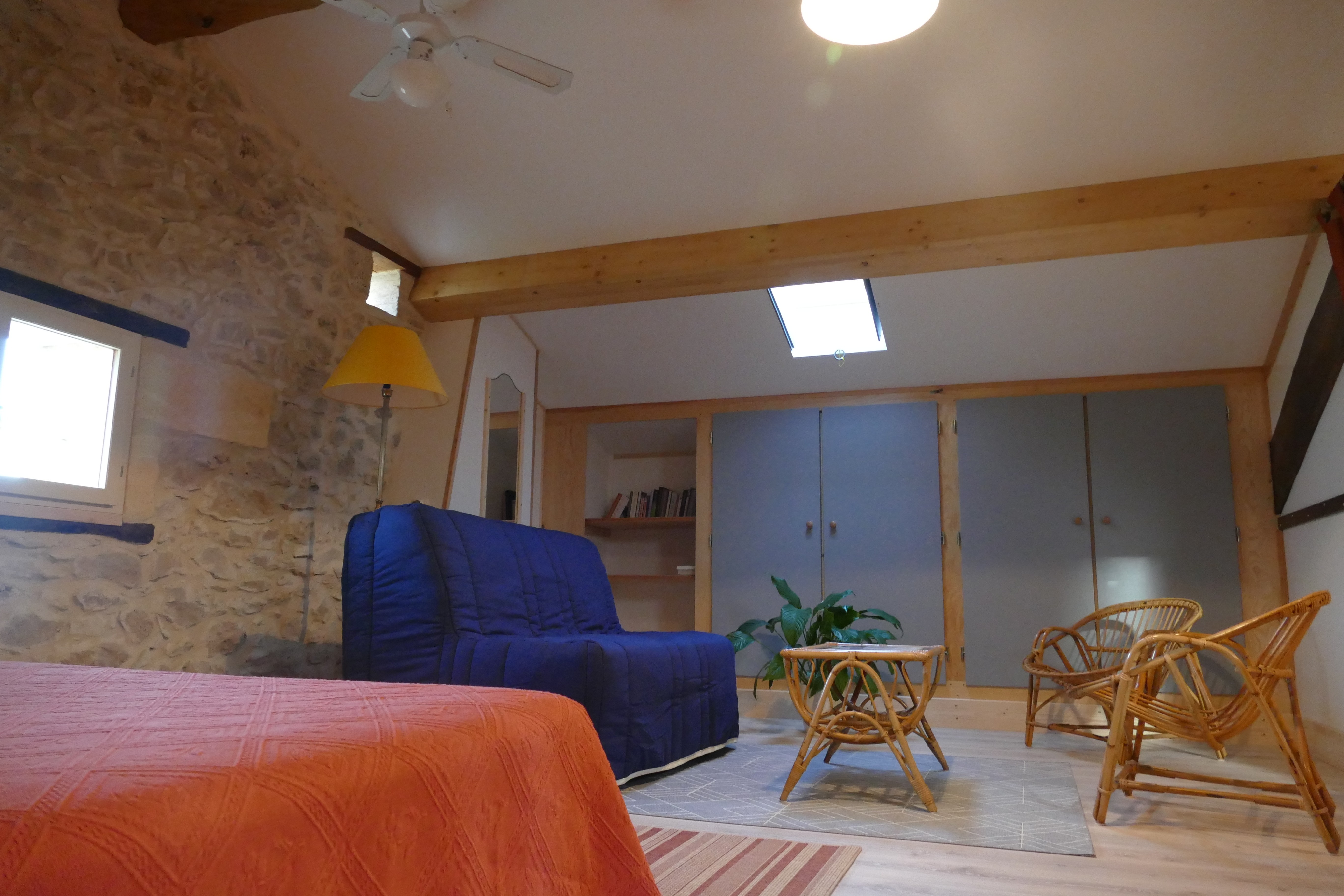 Dans la mezzanine  banquette BZ 2 places et confortable