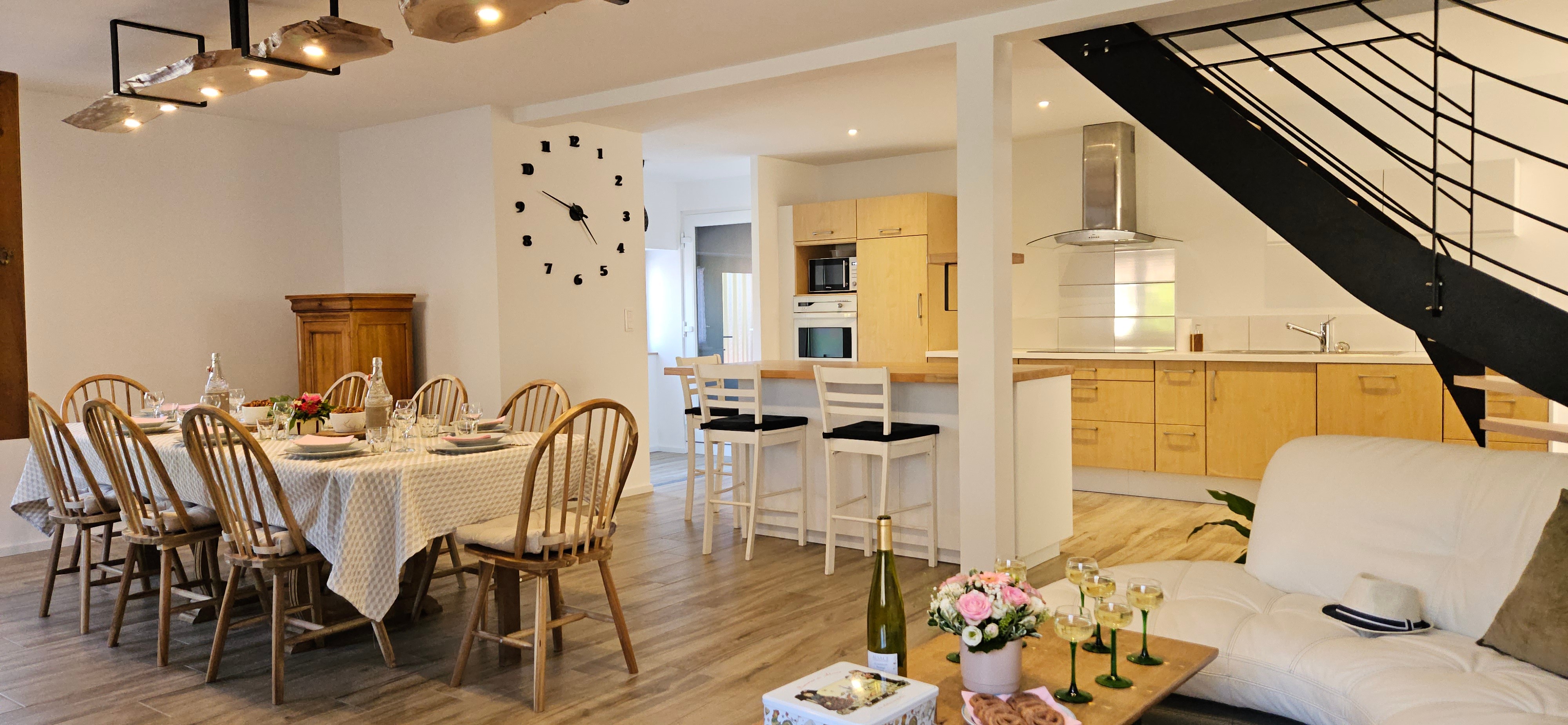 La pièce ouverte au rez-de-chaussée avec le salon, la salle à manger, la cuisine