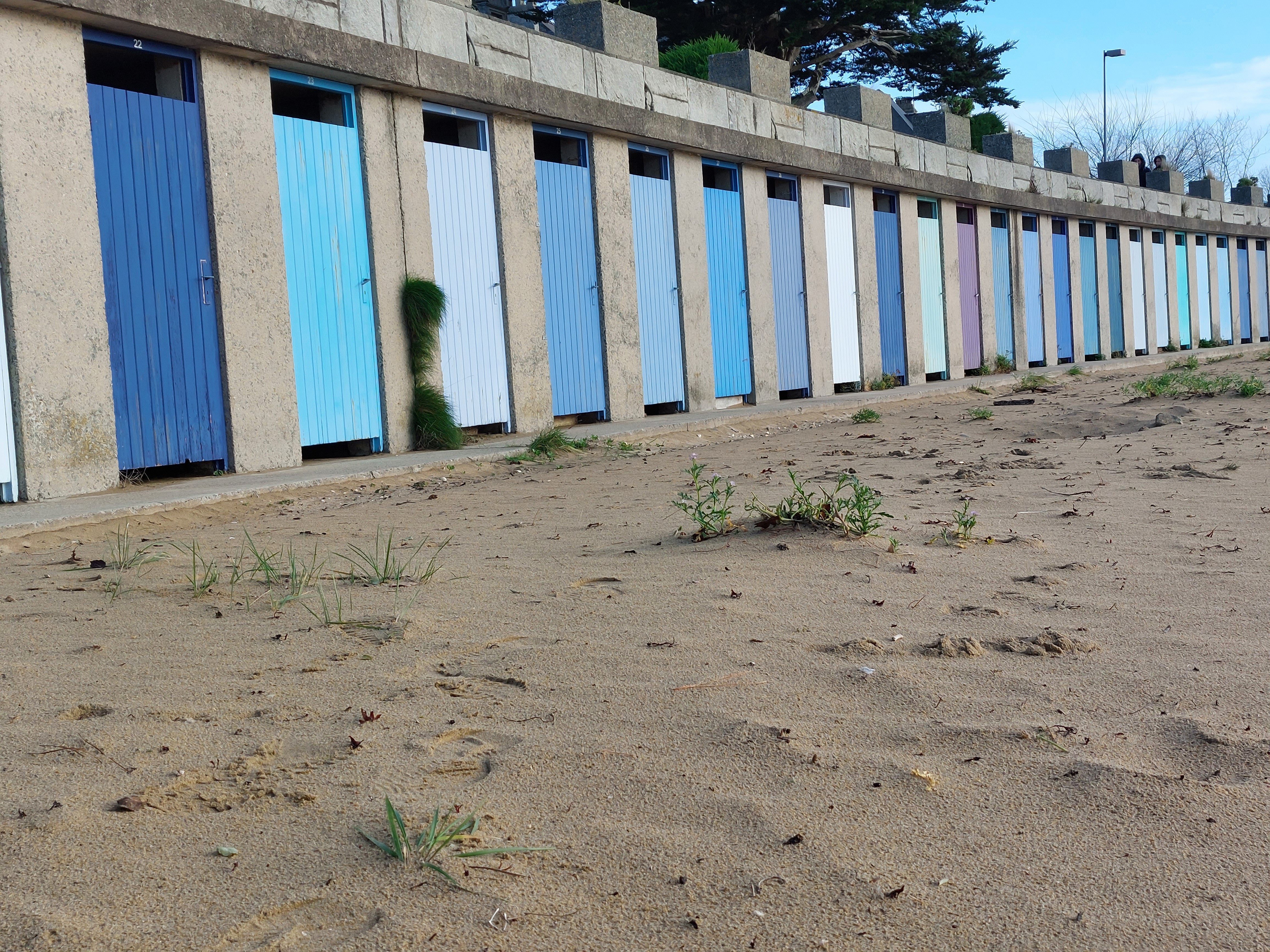Private beach cabin no. 31 available on Plage du Béchet with beach chairs and parasol