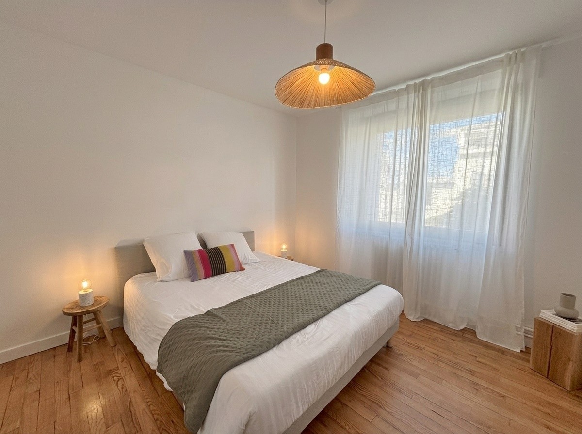 Floor: Bedroom 2 – 160 bed