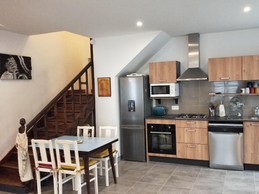 Cuisine équipée et coin repas jusqu'à 6 personnes.