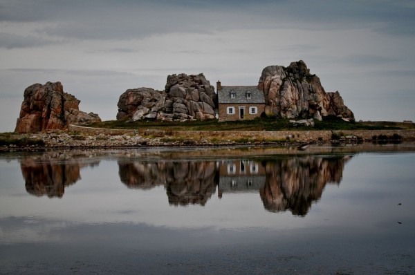 La fameuse petite maison entre les rochers à Plougrescant