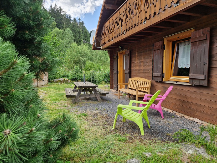 Terrasse et jardin avec balançoire et salon de jardin - Chalet Biazot, proche du Lac de Xonrupt-Longemer