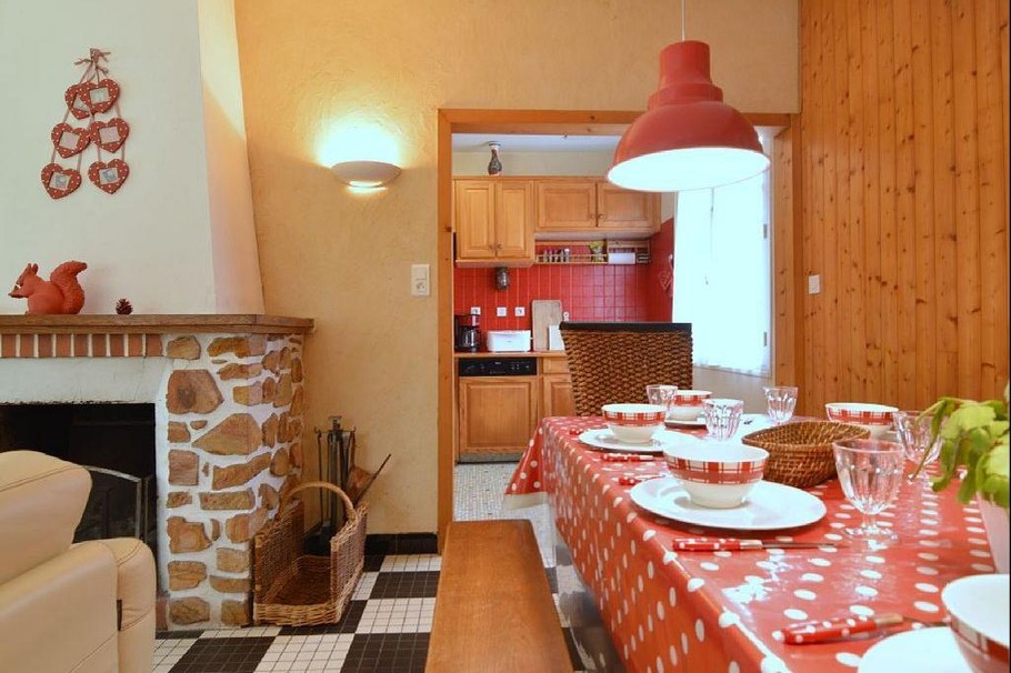 séjour et sa cheminée + cuisine semi-ouverte