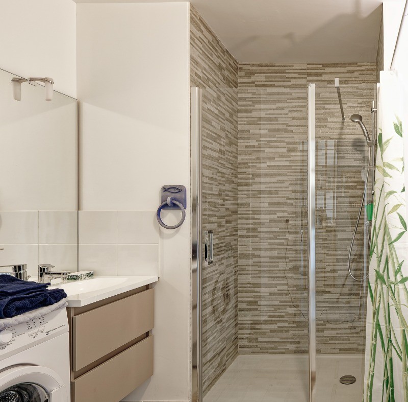 La Salle d'eau et la machine à laver privative