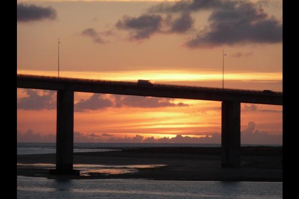 coucher de soleil à l'arrière du pont de Noirmoutier vu de la terrasse