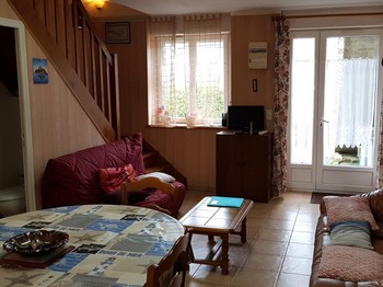 Pièce de vie au RDC avec coin salon et coin cuisine