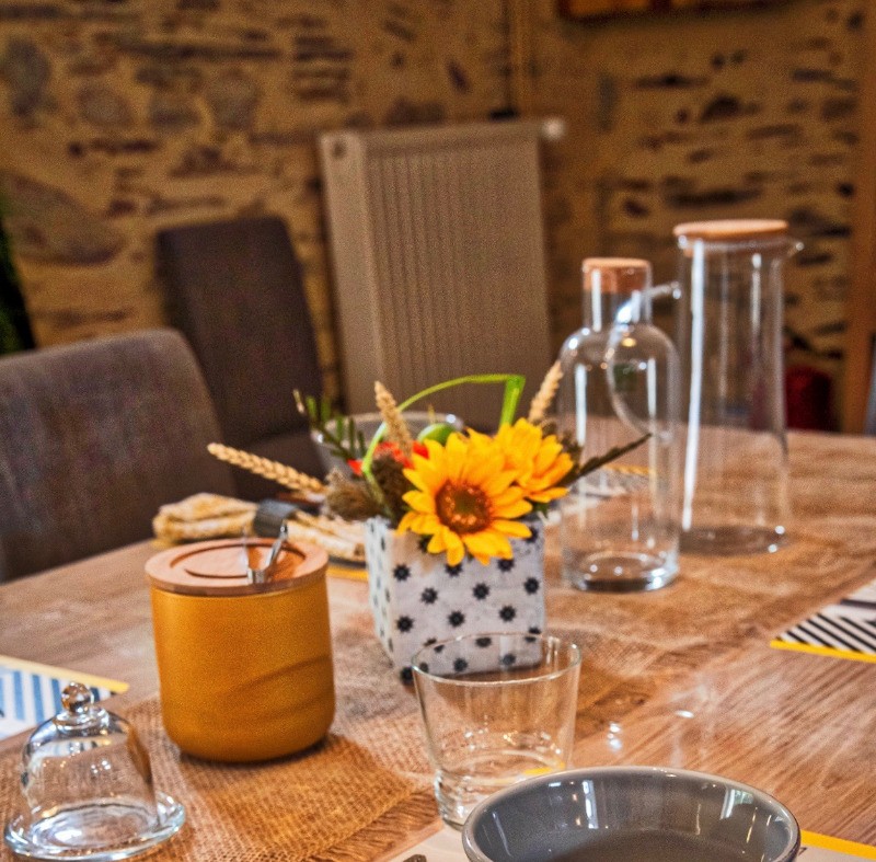 La table est dressée pour votre petit-déjeuner