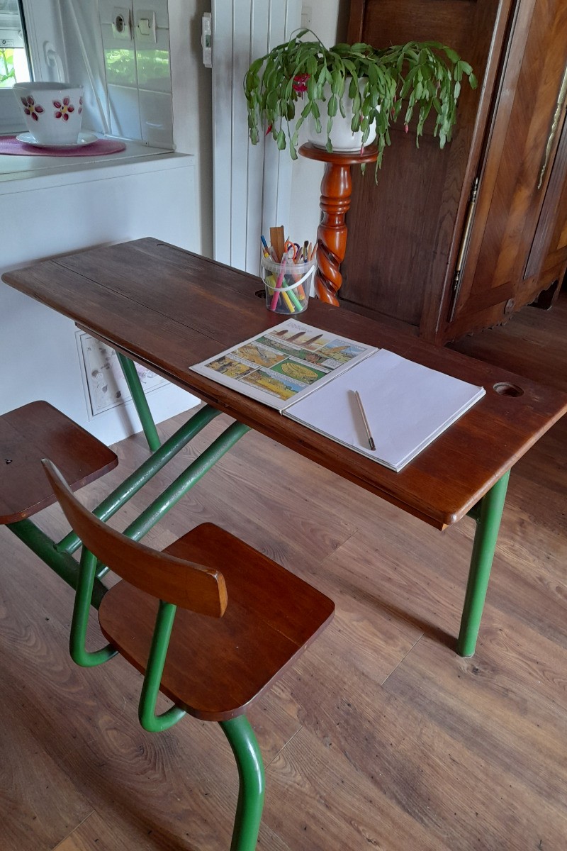 Maison, location Clévacances Bourbriac (Côtes d'Armor, Bretagne) -table d'écolier