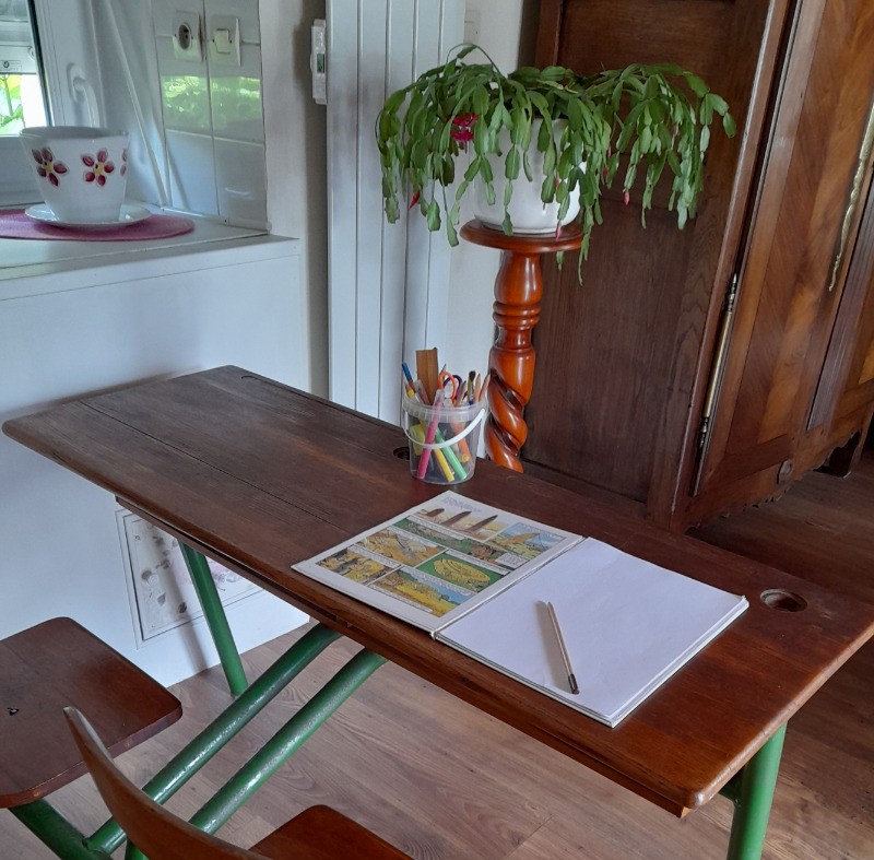 Maison, location Clévacances Bourbriac (Côtes d'Armor, Bretagne) -table d'écolier