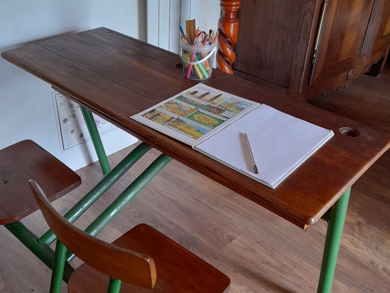 Maison, location Clévacances Bourbriac (Côtes d'Armor, Bretagne) -table d'écolier