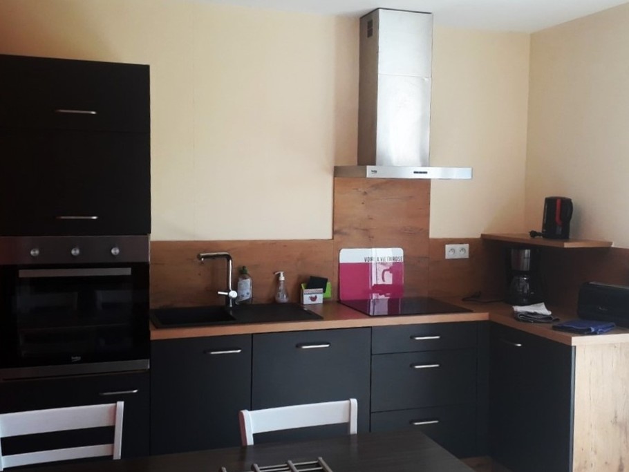 Cuisine aménagée et très bien équipée, avec vue sur le jardin.