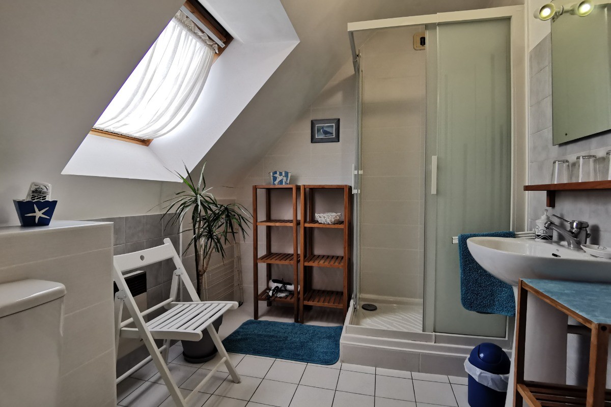 Salle d'eau avec WC à l'étage