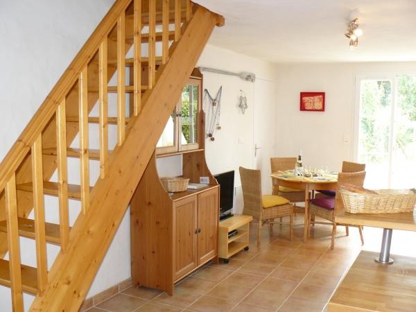 La salle de séjour vue de l'entrée