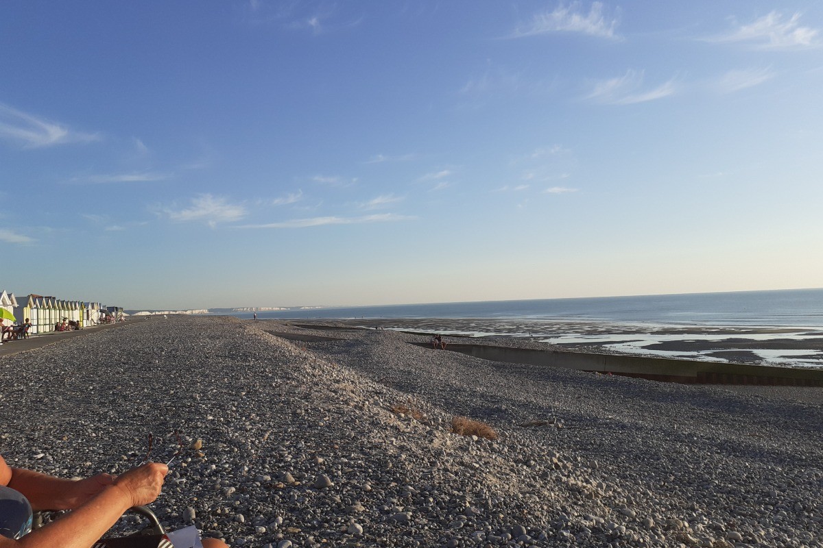VUE SUR PLAGE DE GALETS ET DE SABLE A MARÉE BASSE