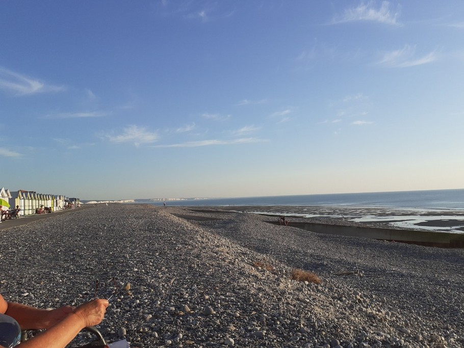 VUE SUR PLAGE DE GALETS ET DE SABLE A MARÉE BASSE