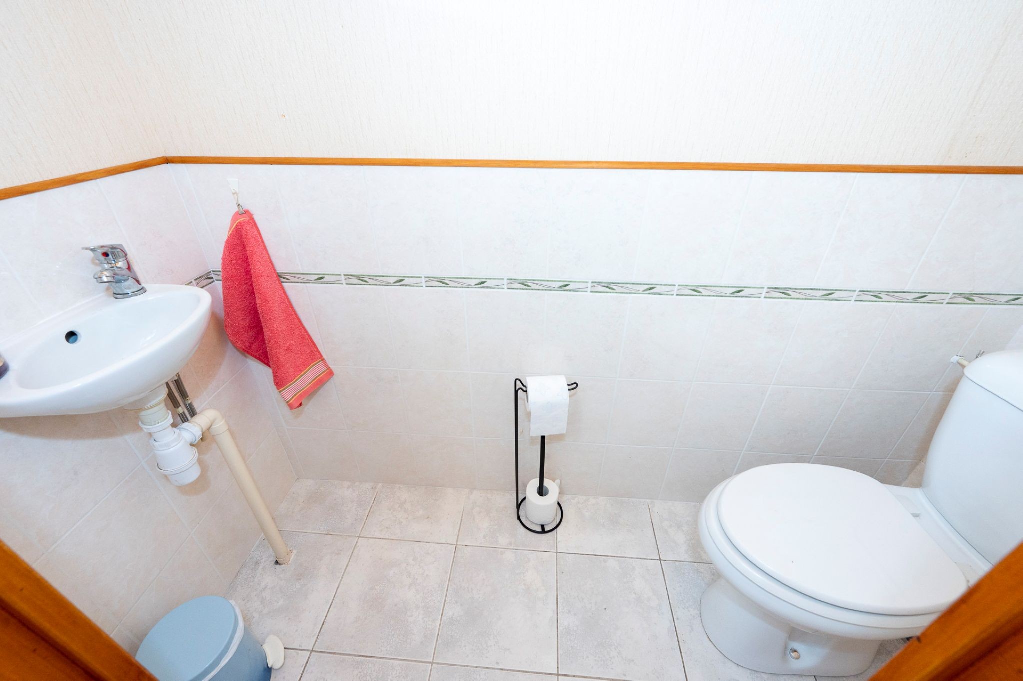Toilettes avec lave-mains indépendant