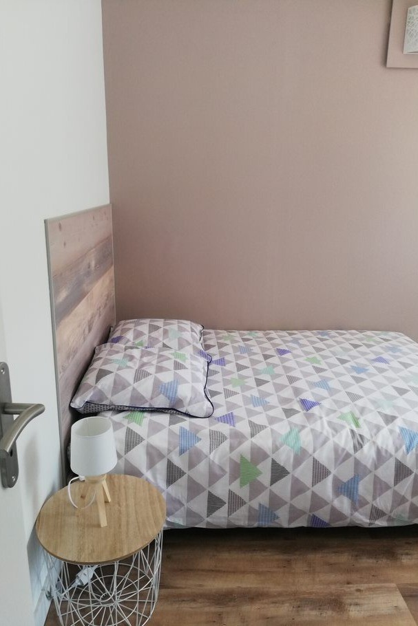 Le Gîte le Roqual chambre avec 1 lit 140 cm