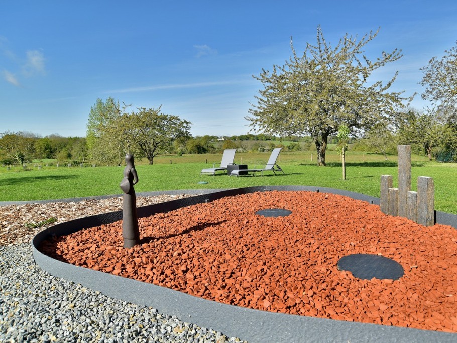 Longère de caractère en pierre de pays, entièrement restaurée en 2024 pour votre plus grand confort. Stationnement privatif et clos. Grand jardin à votre disposition, paysagé et arboré. Cerises à cueillir en saison pour votre plus grand plaisir !