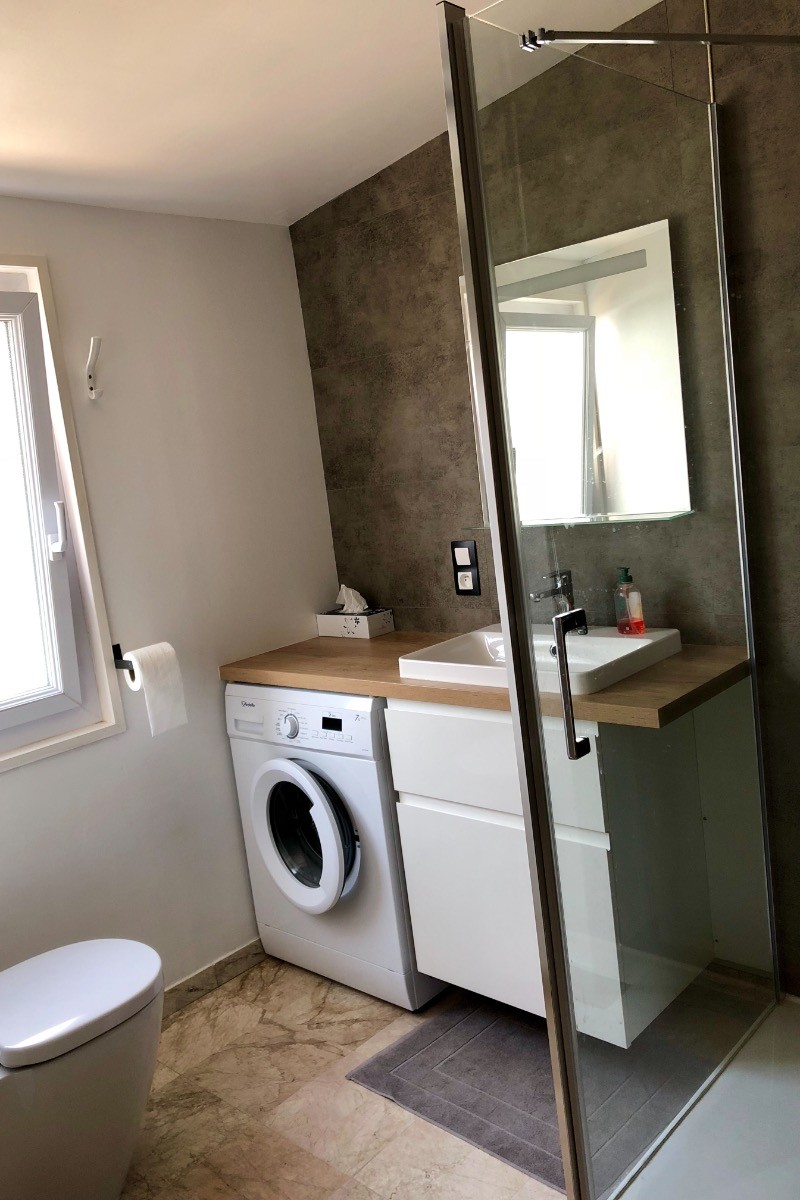 Salle de bains avec WC et fenêtre