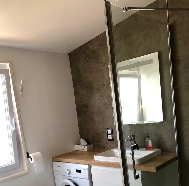 Salle de bains avec WC et fenêtre
