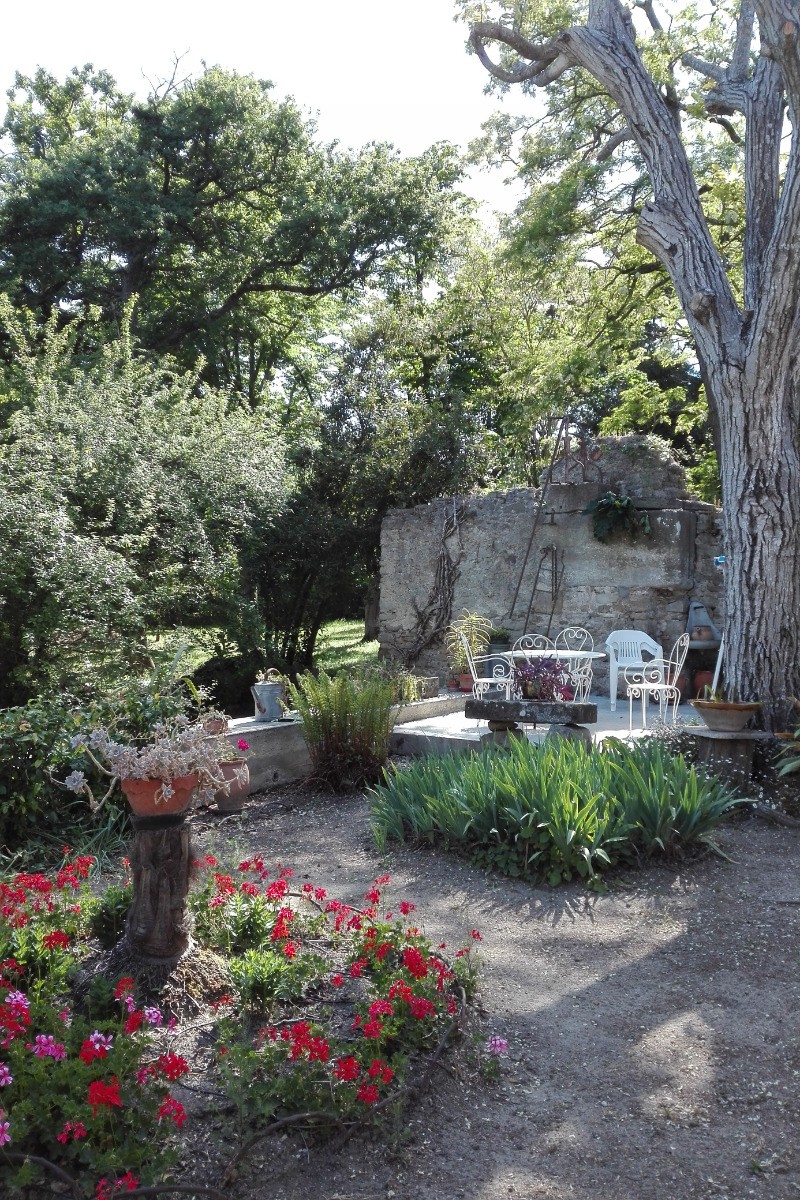 Salon de jardin sur la terrasse.