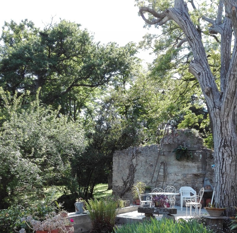 Salon de jardin sur la terrasse.