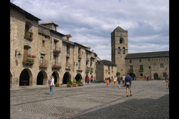 A une heure de voiture, la plaza mayor d'Aïnsa, capitale du Sobrarbe dans le Haut Aragon voisin