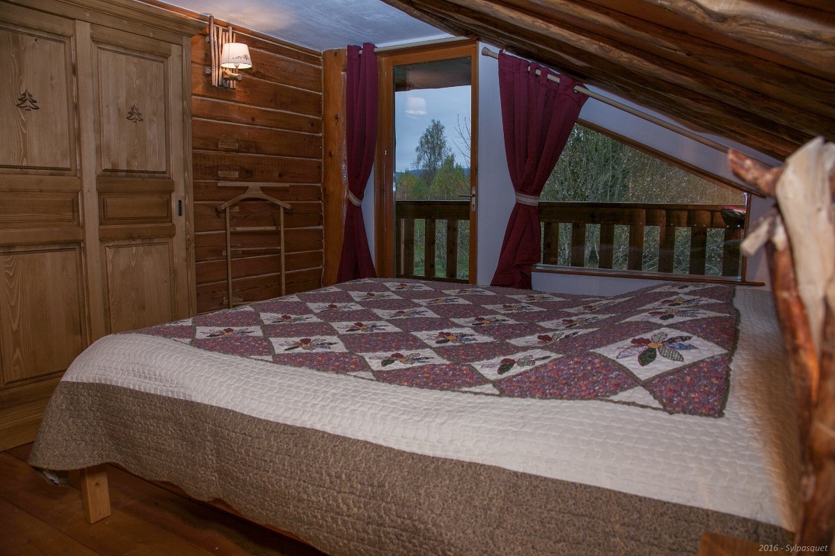 chambre avec un grand lit