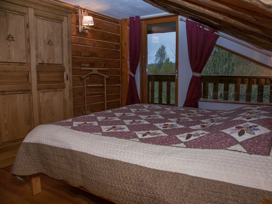 chambre avec un grand lit