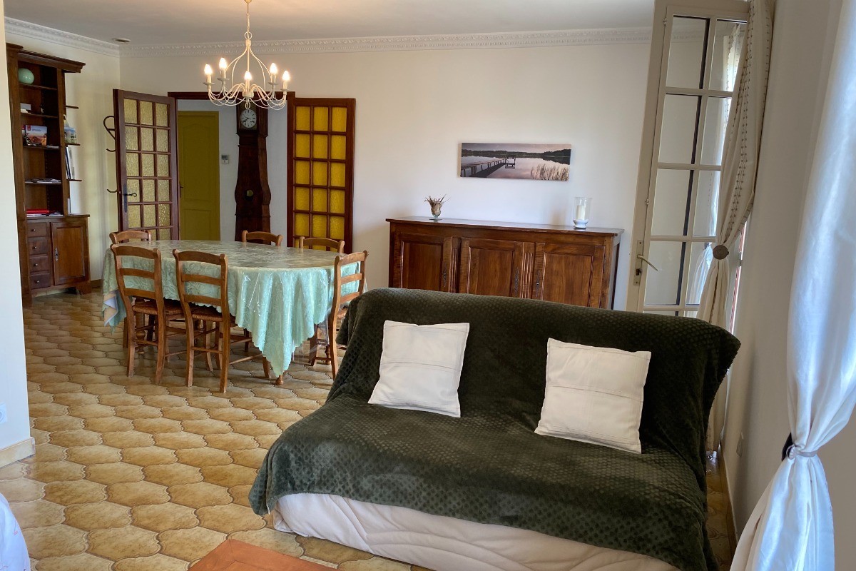 banquette BZ, salle à manger, bibliothèque, Gîte Lisle sur Tarn, entre Albi et Toulouse, Occitanie