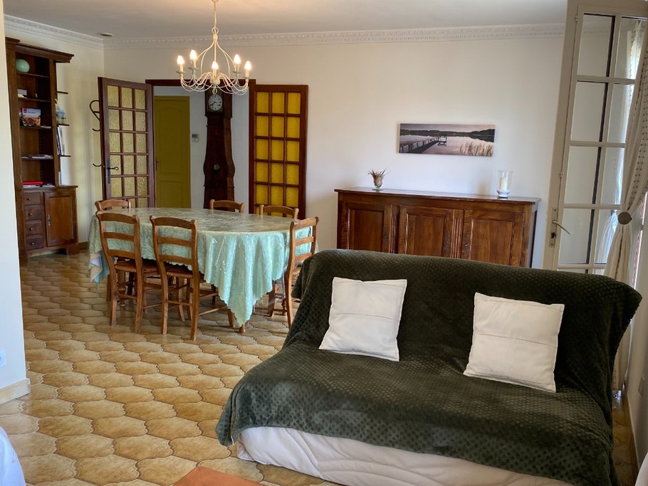 banquette BZ, salle à manger, bibliothèque, Gîte Lisle sur Tarn, entre Albi et Toulouse, Occitanie