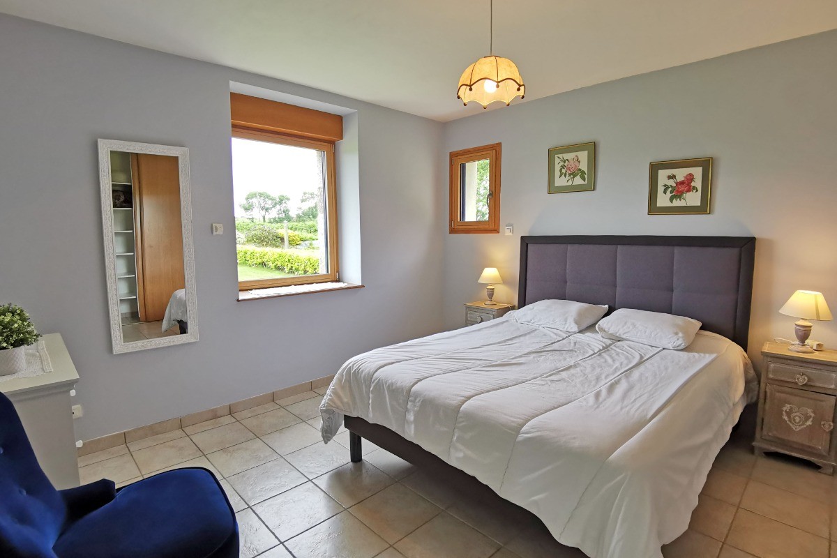 chambre n°1 avec un lit de 160 et attenante avec la sdb